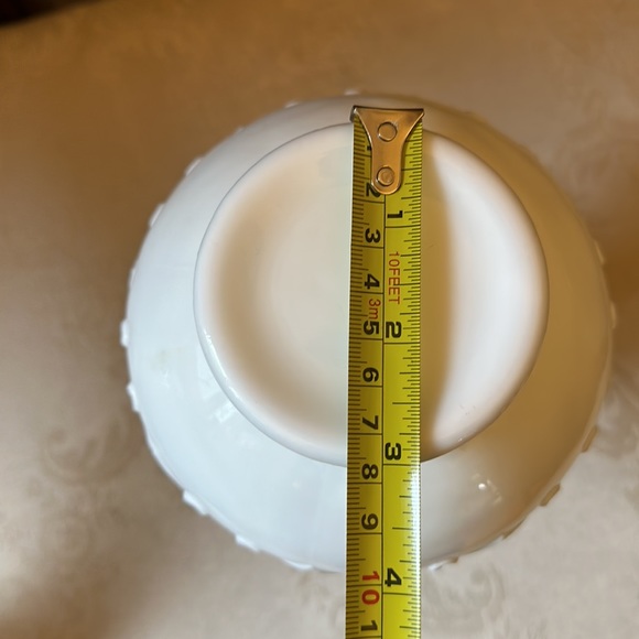 Fenton milk glass SilverCrest Spanish Lace with ruffled edge vase - Picture 11 of 11